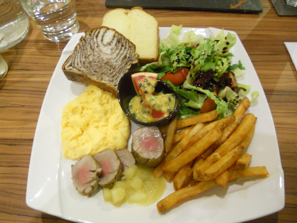 What's burger：＜口碑券＞【一中商圈】What's burger　菠蘿麵包漢堡　特別又好吃！