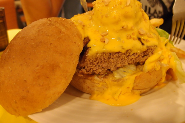 Mr.Smile 微笑先生:<邀約>【台北大安】Mr.Smile 微笑先生-超香濃的花生醬漢堡!