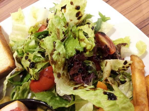 What's burger：＜口碑券＞【一中商圈】What's burger　菠蘿麵包漢堡　特別又好吃！