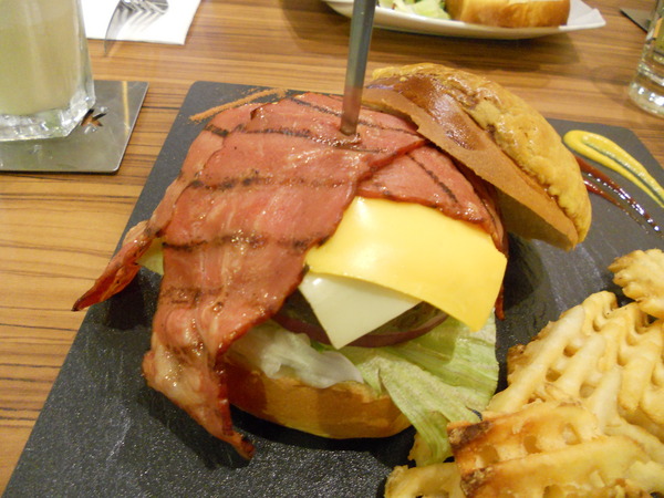 What's burger：＜口碑券＞【一中商圈】What's burger　菠蘿麵包漢堡　特別又好吃！