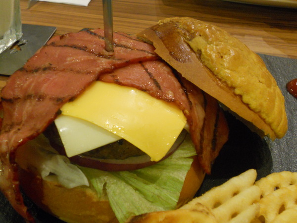 What's burger：＜口碑券＞【一中商圈】What's burger　菠蘿麵包漢堡　特別又好吃！