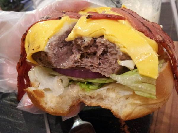 What's burger：＜口碑券＞【一中商圈】What's burger　菠蘿麵包漢堡　特別又好吃！