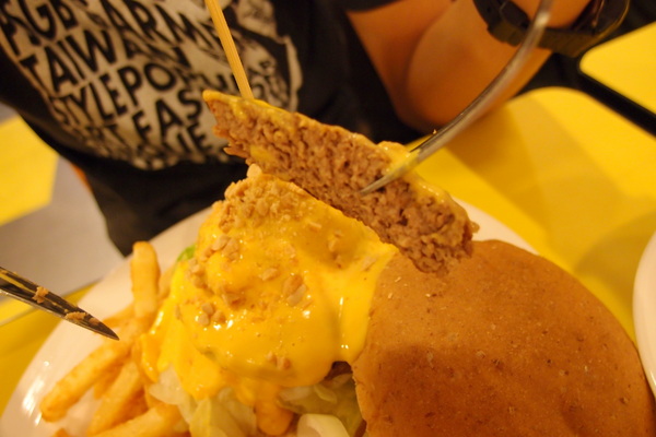 Mr.Smile 微笑先生:<邀約>【台北大安】Mr.Smile 微笑先生-超香濃的花生醬漢堡!