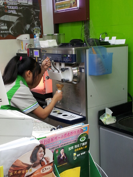 全家便利商店 FamilyMart：【台中東海】全家便利商店 FamilyMart－苦甜的巧克力霜淇淋！