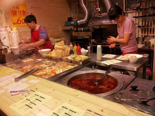 蘭花亭:【台中東海】蘭花亭-滑嫩又香濃的咖哩蛋包飯