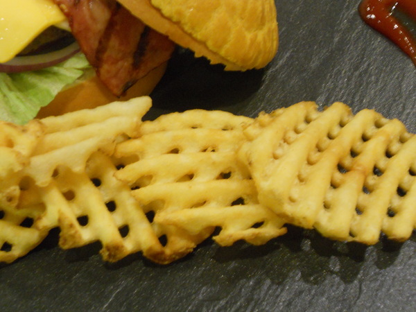 What's burger：＜口碑券＞【一中商圈】What's burger　菠蘿麵包漢堡　特別又好吃！