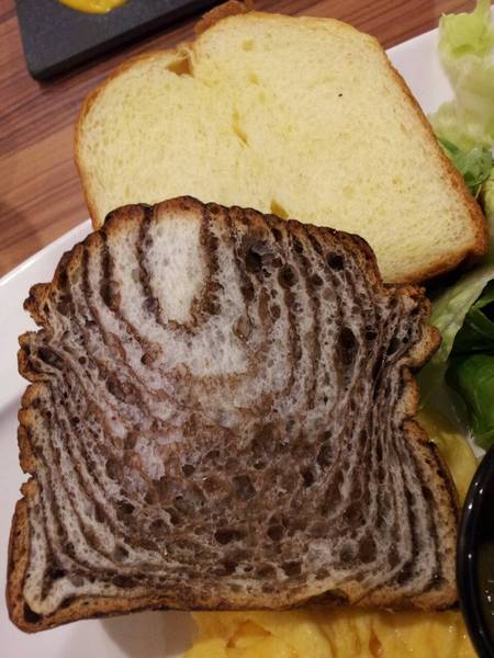 What's burger：＜口碑券＞【一中商圈】What's burger　菠蘿麵包漢堡　特別又好吃！