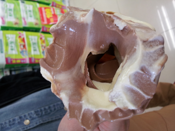 全家便利商店 FamilyMart：【台中東海】全家便利商店 FamilyMart－苦甜的巧克力霜淇淋！