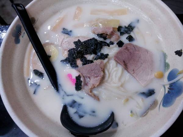 九州拉麵:【台中逢甲】九州拉麵-超平價又好吃的白拉麵只要65喔 !