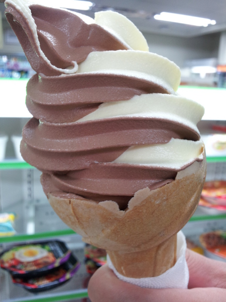 全家便利商店 FamilyMart：【台中東海】全家便利商店 FamilyMart－苦甜的巧克力霜淇淋！