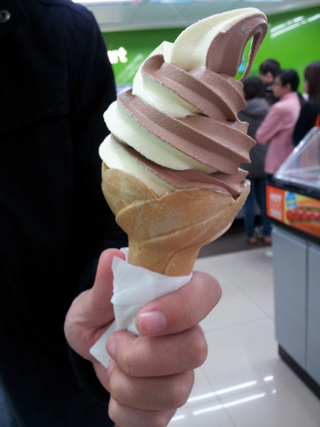 全家便利商店 FamilyMart：【台中東海】全家便利商店 FamilyMart－苦甜的巧克力霜淇淋！