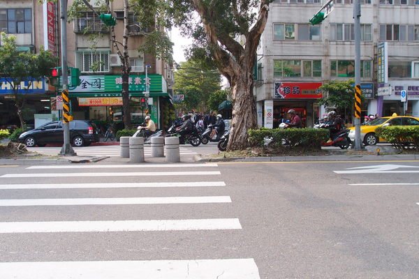 Mr.Smile 微笑先生:<邀約>【台北大安】Mr.Smile 微笑先生-超香濃的花生醬漢堡!