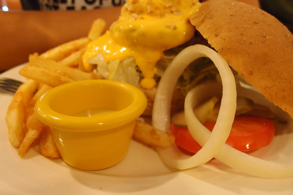 Mr.Smile 微笑先生:<邀約>【台北大安】Mr.Smile 微笑先生-超香濃的花生醬漢堡!