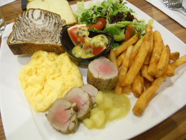 What's burger：＜口碑券＞【一中商圈】What's burger　菠蘿麵包漢堡　特別又好吃！