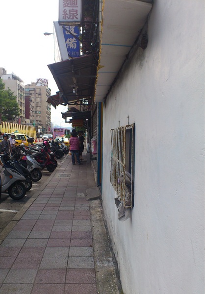 黃家現烤香腸:【銅板美食】烤不覆賣的 ★★ 黃家現烤香腸 & 佳鑫金桔檸檬★★