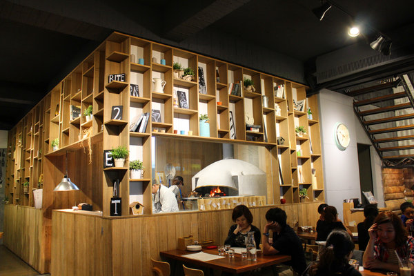 薄多義：[台南]燈光美氣氛佳new人氣餐廳