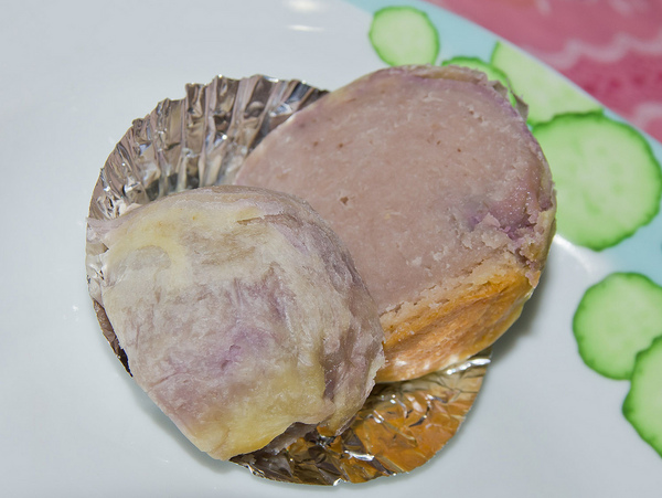 月十二曲聞明堂：[美食]【台北市】月十二曲芋頭酥。綿密紮實的芋頭內餡