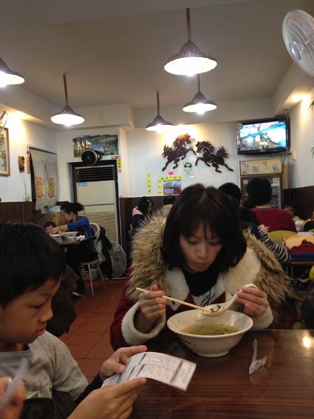 越南河內河粉：不錯吃~生意很好的市場小店~