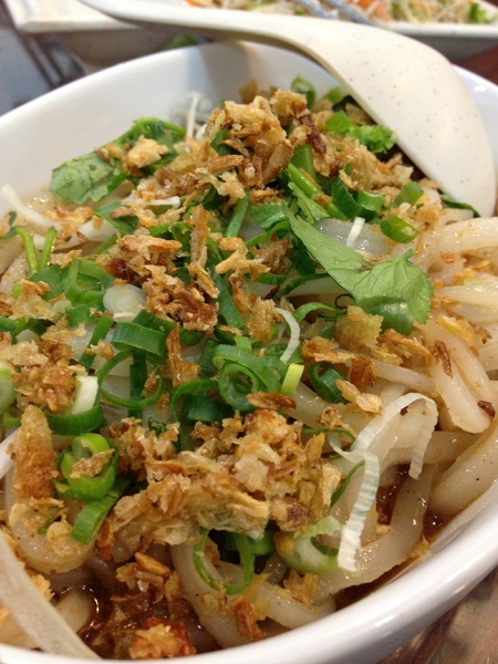 越南河內河粉：不錯吃~生意很好的市場小店~