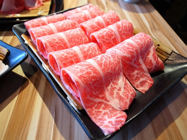 何善之紫銅鍋精緻涮肉(復興店)：＜台北｜松山｜火鍋＞寒流來襲～暖暖鴛鴦鍋豋場（酸菜白肉鍋＆麻辣鍋）