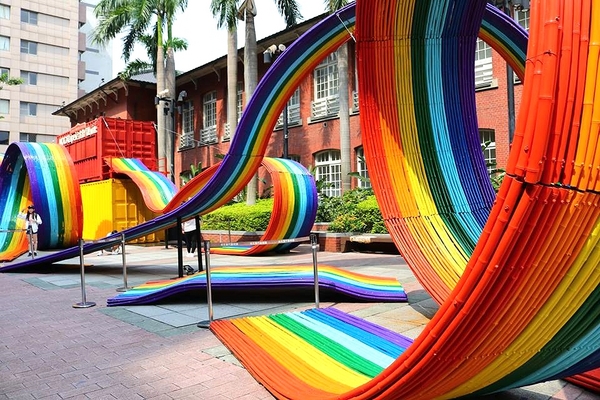 台北當代藝術館(MOCA Taipei)：【台北景點】台北當代藝術館~不用等雨過天晴~IG熱門打卡地標彩虹連結