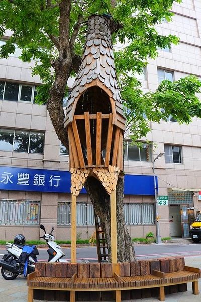 台北當代藝術館(MOCA Taipei)：【台北景點】台北當代藝術館~不用等雨過天晴~IG熱門打卡地標彩虹連結