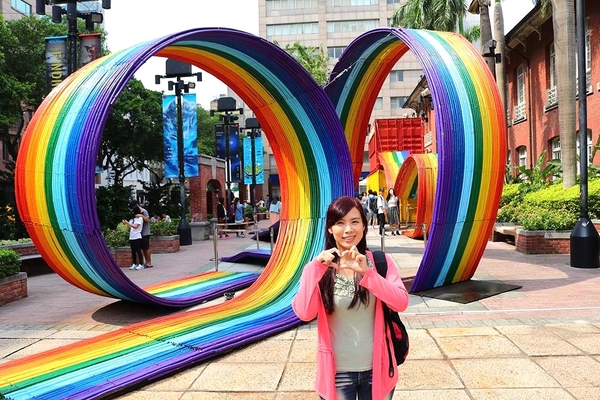 台北當代藝術館(MOCA Taipei)：【台北景點】台北當代藝術館~不用等雨過天晴~IG熱門打卡地標彩虹連結