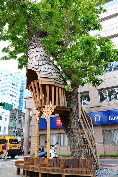 台北當代藝術館(MOCA Taipei)：【台北景點】台北當代藝術館~不用等雨過天晴~IG熱門打卡地標彩虹連結