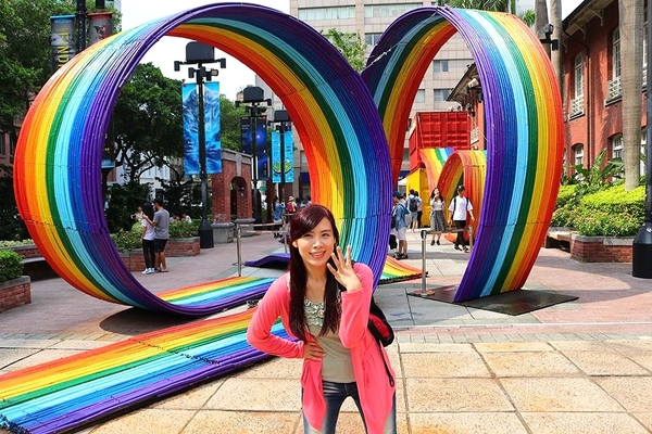 台北當代藝術館(MOCA Taipei)：【台北景點】台北當代藝術館~不用等雨過天晴~IG熱門打卡地標彩虹連結