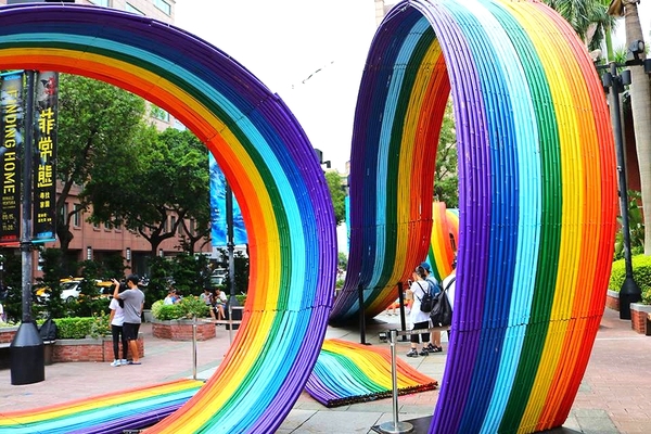 台北當代藝術館(MOCA Taipei)：【台北景點】台北當代藝術館~不用等雨過天晴~IG熱門打卡地標彩虹連結