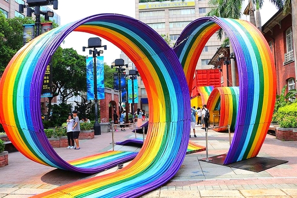 台北當代藝術館(MOCA Taipei)：【台北景點】台北當代藝術館~不用等雨過天晴~IG熱門打卡地標彩虹連結