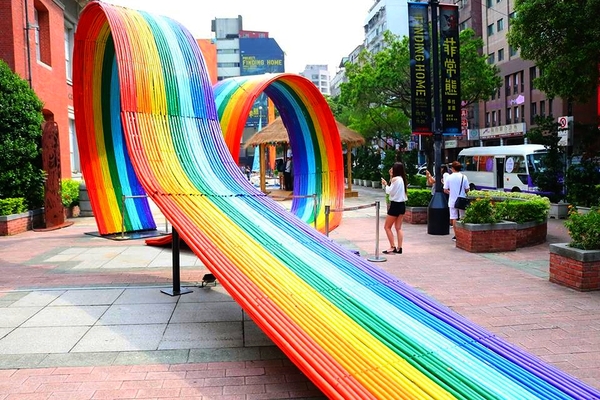 台北當代藝術館(MOCA Taipei)：【台北景點】台北當代藝術館~不用等雨過天晴~IG熱門打卡地標彩虹連結