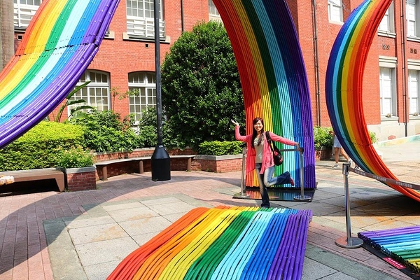 台北當代藝術館(MOCA Taipei)：【台北景點】台北當代藝術館~不用等雨過天晴~IG熱門打卡地標彩虹連結