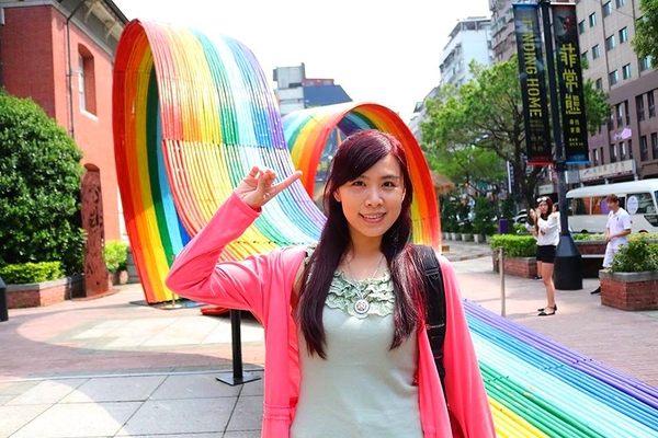 台北當代藝術館(MOCA Taipei)：【台北景點】台北當代藝術館~不用等雨過天晴~IG熱門打卡地標彩虹連結