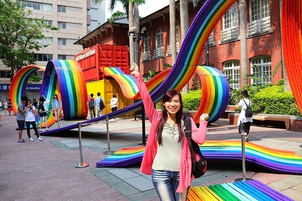 台北當代藝術館(MOCA Taipei)：【台北景點】台北當代藝術館~不用等雨過天晴~IG熱門打卡地標彩虹連結