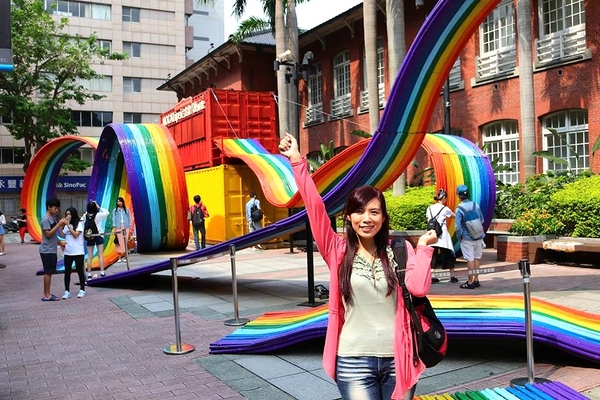 台北當代藝術館(MOCA Taipei)：【台北景點】台北當代藝術館~不用等雨過天晴~IG熱門打卡地標彩虹連結