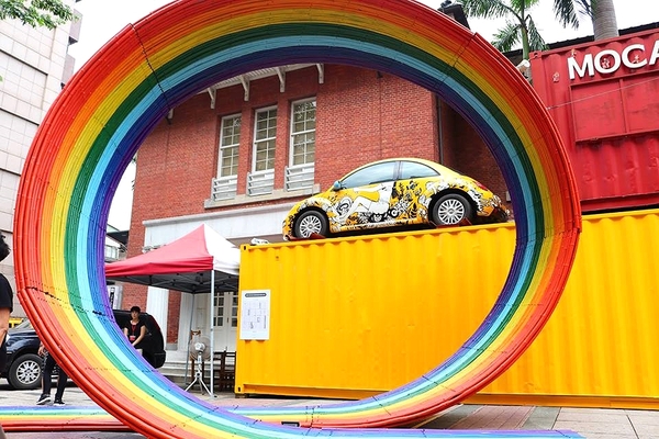 台北當代藝術館(MOCA Taipei)：【台北景點】台北當代藝術館~不用等雨過天晴~IG熱門打卡地標彩虹連結