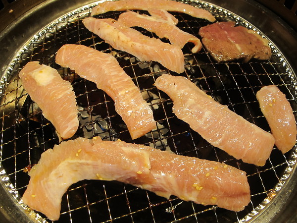 牛角日式炭火燒肉(復興店)：(食記)台北復興北路牛角日本燒肉店吃到飽。店員服務態度佳甜點表現亮眼。