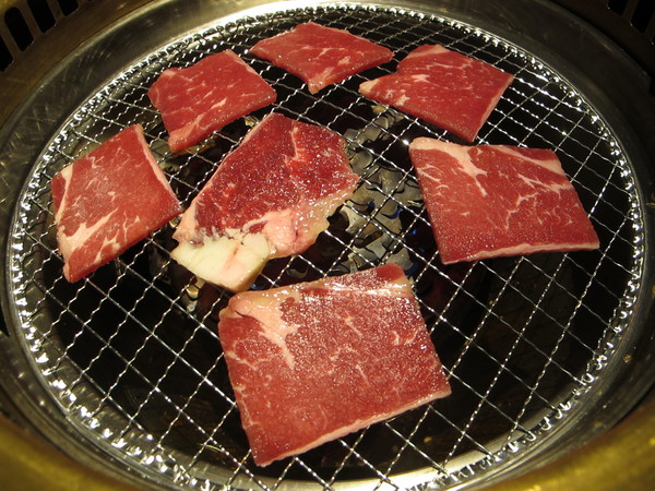 牛角日式炭火燒肉(復興店)：(食記)台北復興北路牛角日本燒肉店吃到飽。店員服務態度佳甜點表現亮眼。