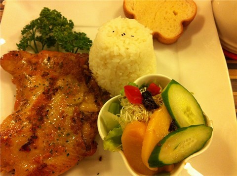 羅勃雞腿飯 - 松山區的HANA momo Cafe)