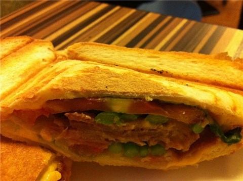 培根三明治 - 松山區的HANA momo Cafe)