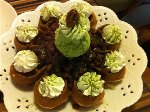 宇治金時鬆餅(紅豆抺茶冰淇淋) - 松山區的HANA momo Cafe)