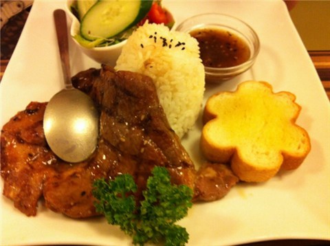 香烤牛排飯 - 松山區的HANA momo Cafe)