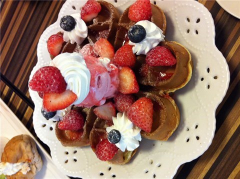 草莓鬆餅 - 松山區的HANA momo Cafe)