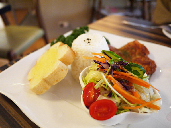 HANA momo Cafe：造訪Hana MOMO店～開始有鹹點和簡餐可選擇喲！