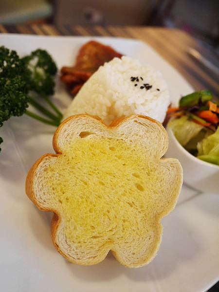 HANA momo Cafe：造訪Hana MOMO店～開始有鹹點和簡餐可選擇喲！