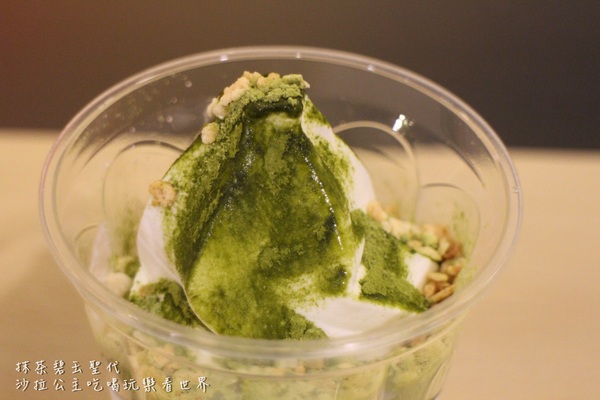 抹茶碧玉聖代：麥當勞抹茶新冰品『抹茶碧玉聖代』冰炫風限期第二杯半價