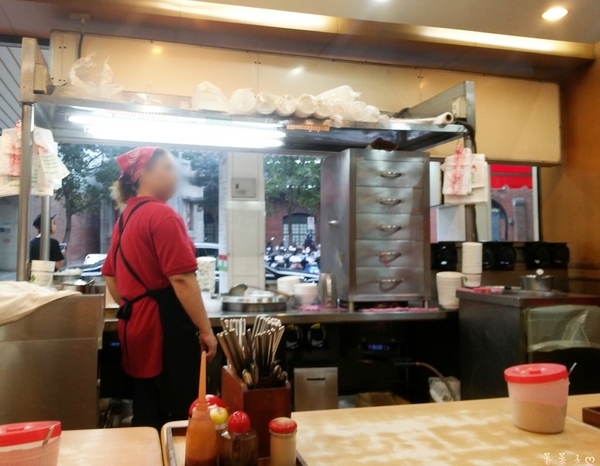 王記府城肉粽(西寧店)：[台北西門町] 鬧區中的傳統小吃攤 ♥『王記府城肉粽』♥ 台北也能吃到道地南部粽