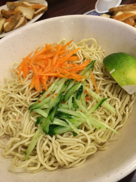 林文必涼麵(大直店)：[夏日涼麵特輯]PART3炎炎夏日除了吃冰.玩水消暑~中午大熱天食慾不振的時候,最適合吃涼麵了！大直林文必涼麵~