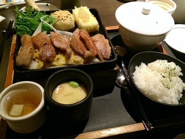 品田牧場(南京東店)：《中山區》品田牧場│爆漿湯包豬排×新式創意炸豬排×夏季新菜色